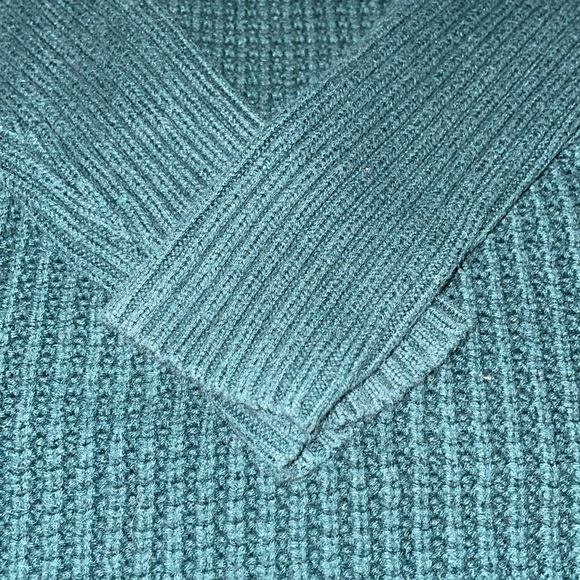 Michael Kors Cable Knit Turtleneck sweater.  Size Small.  Scoop hemline. - Picture 8 of 8